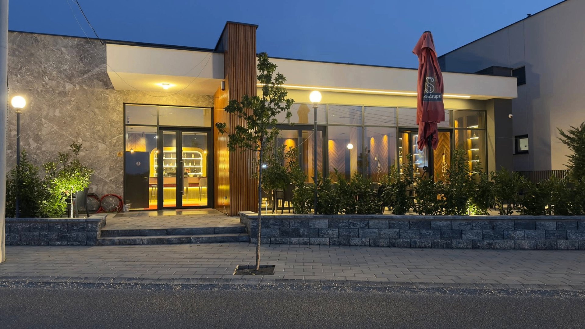 Restoranti – hyrja mbrëmje